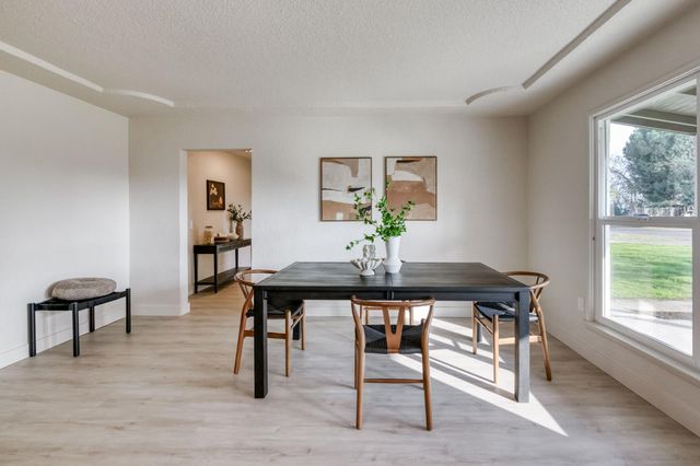 5561 E Indianapolis Avenue, Fresno, CA 93727