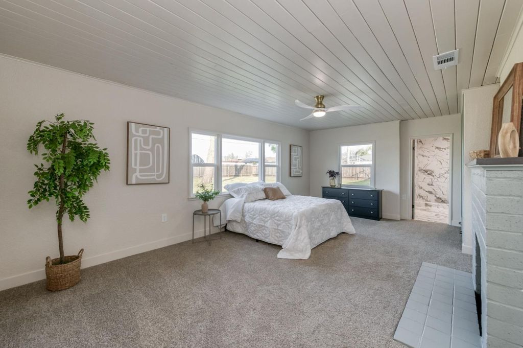 Image 15 of property listing at 5561 E Indianapolis Avenue, Fresno, CA 93727