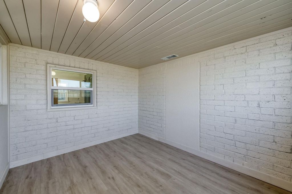 Image 24 of property listing at 5561 E Indianapolis Avenue, Fresno, CA 93727