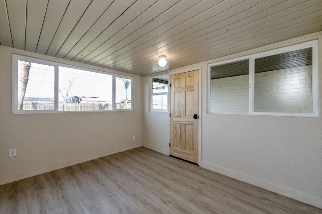 Image 25 of property listing at 5561 E Indianapolis Avenue, Fresno, CA 93727