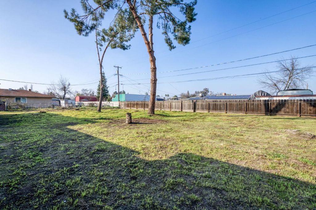 Image 27 of property listing at 5561 E Indianapolis Avenue, Fresno, CA 93727