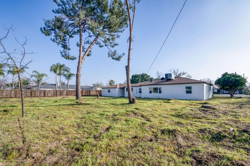 Image 28 of property listing at 5561 E Indianapolis Avenue, Fresno, CA 93727