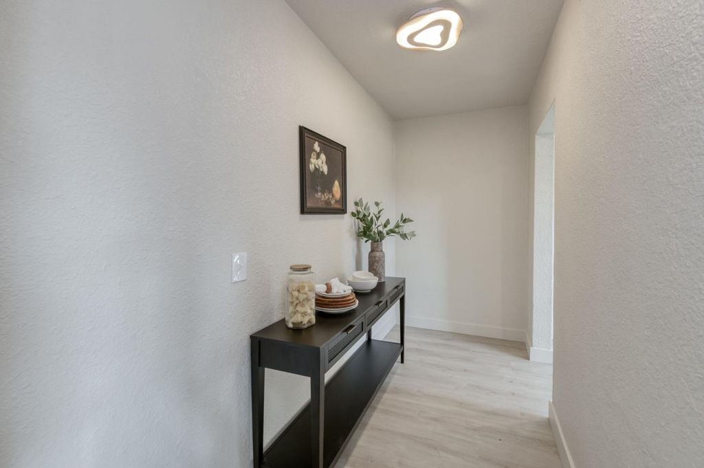 Image 8 of property listing at 5561 E Indianapolis Avenue, Fresno, CA 93727