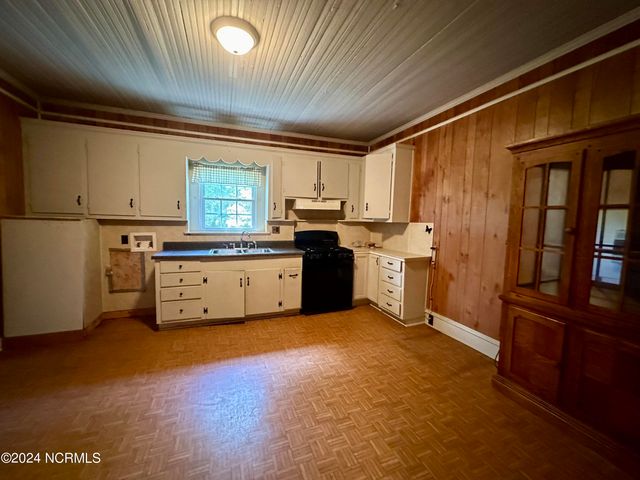 114 Rhodes Avenue, Windsor, NC 27983