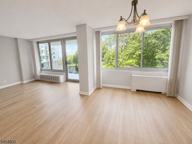 1 Claridge Dr 114, Verona Twp., NJ 07044
