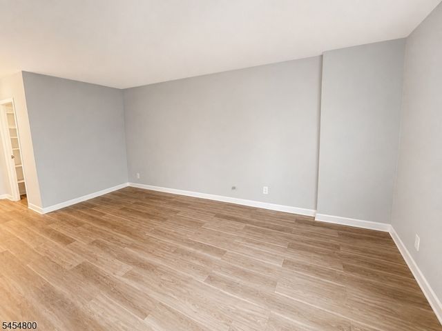 1 Claridge Dr 114, Verona Twp., NJ 07044