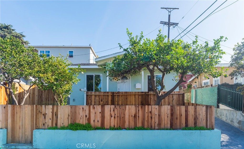Image 1 of property listing at 1680 S Rimpau Boulevard, Los Angeles, CA 90019