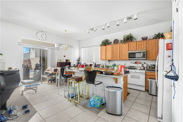 815 Roaring Falls Avenue, Henderson, NV 89052