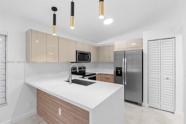 8340 NW 193rd Ln, Hialeah, FL 33015