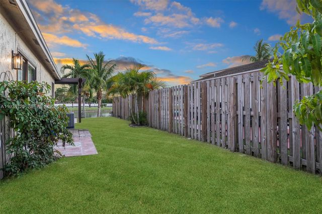 8340 NW 193rd Ln, Hialeah, FL 33015