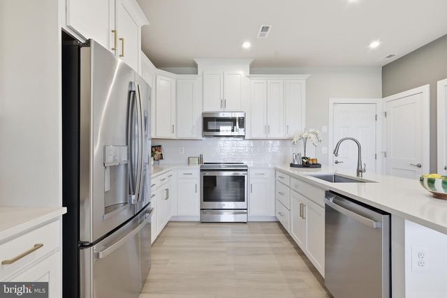 17640 HAWKINS LN, Dumfries, VA 22026