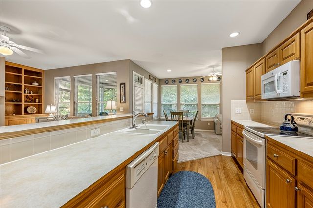 15 HIGHLAND Parkway, Bella Vista, AR 72715