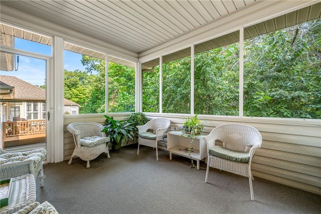 15 HIGHLAND Parkway, Bella Vista, AR 72715