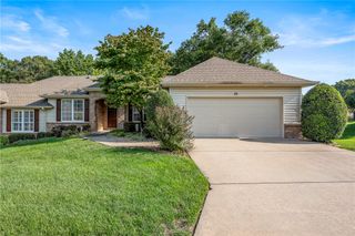 15 HIGHLAND Parkway, Bella Vista, AR 72715