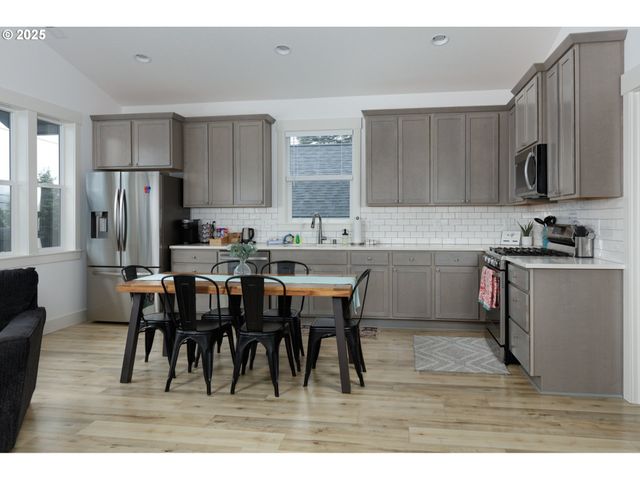 541 Nw Vancouver Ave, Stevenson, WA 98648