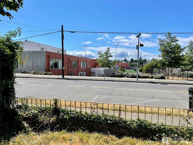 9058 Wallingford Avenue N, Seattle, WA 98103