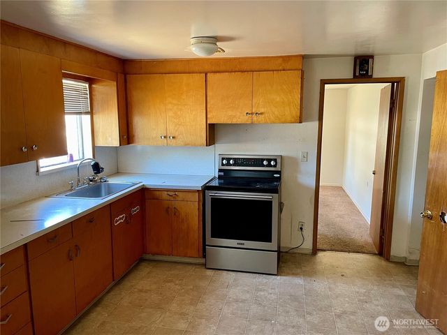 9058 Wallingford Avenue N, Seattle, WA 98103