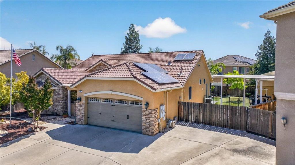 Image 2 of property listing at 2467 Redington Avenue, Clovis, CA 93619
