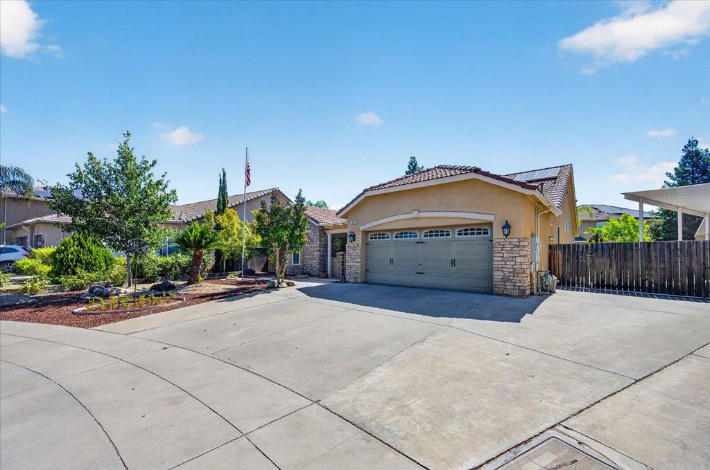 Image 3 of property listing at 2467 Redington Avenue, Clovis, CA 93619