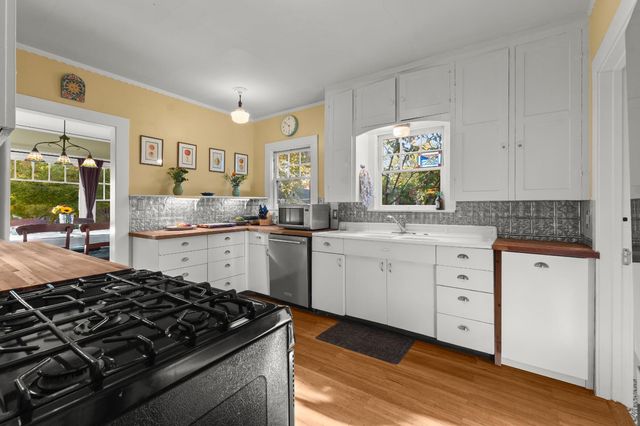 2813 27th St, Sacramento, CA 95818