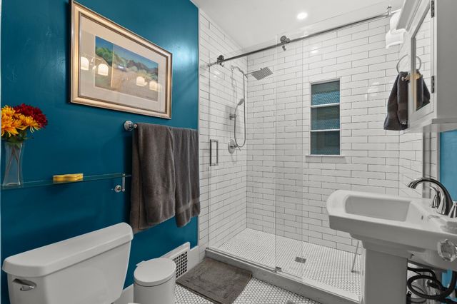 2813 27th St, Sacramento, CA 95818