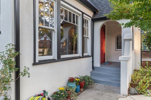 2813 27th St, Sacramento, CA 95818
