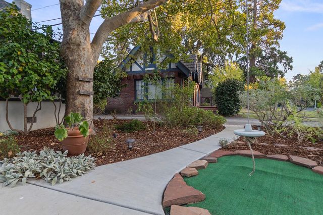 2813 27th St, Sacramento, CA 95818