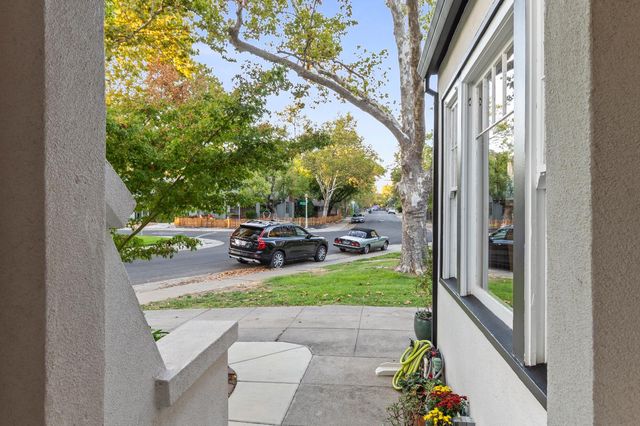 2813 27th St, Sacramento, CA 95818