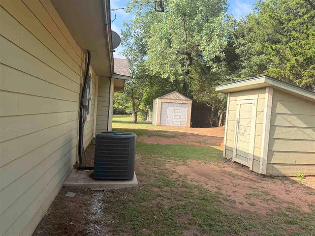 155 Twin Circle Dr, Elgin, OK 73538