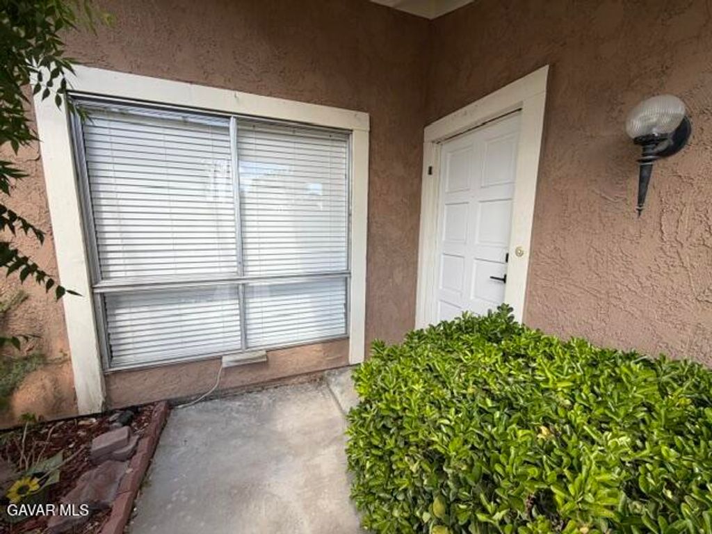 2827 W Avenue J4, Lancaster, CA 93536