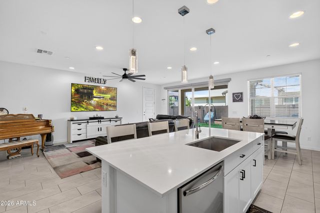 669 S SANDERS Drive, Gilbert, AZ 85296