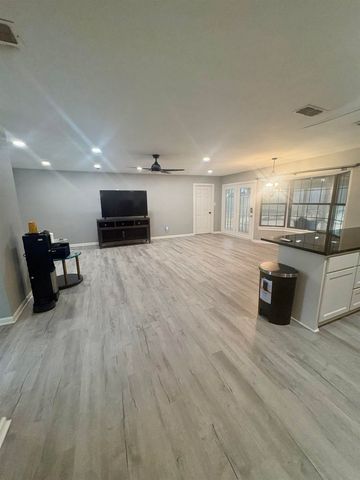 206 W Kingsway, Overton, TX 75684