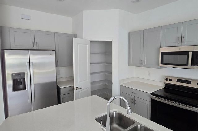 2978 CANARY AVENUE, Davenport, FL 33837
