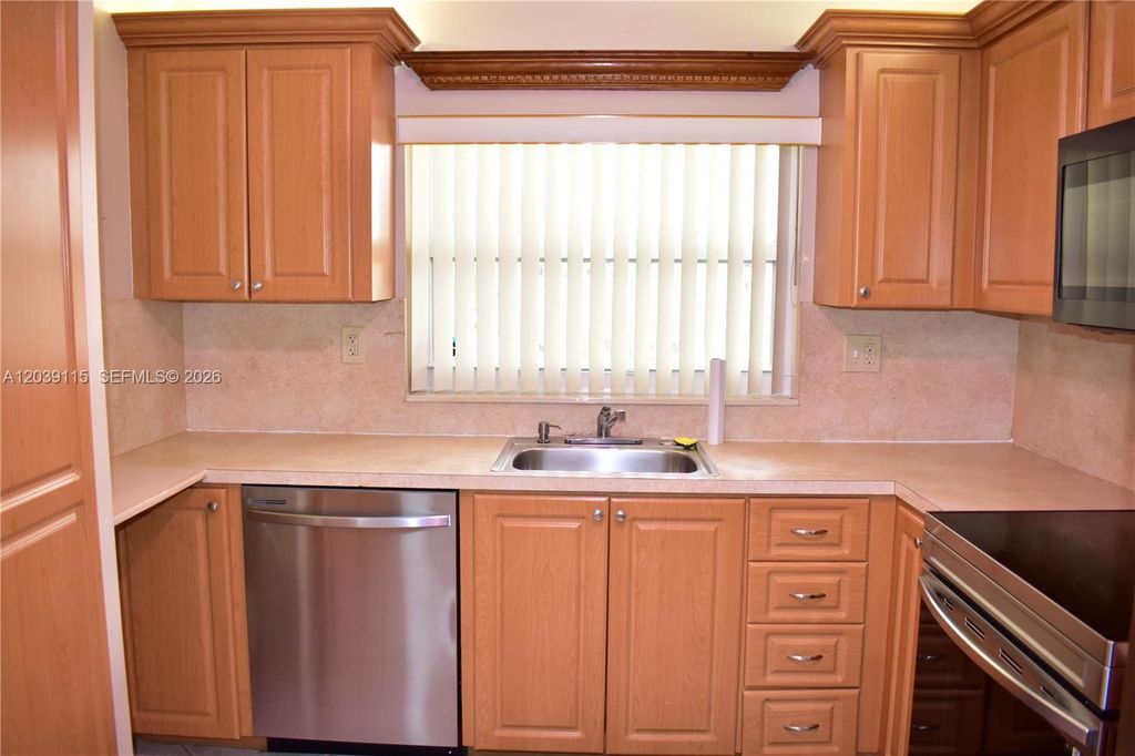 9300 Sunrise Lakes Boulevard 208, Sunrise, FL 33322