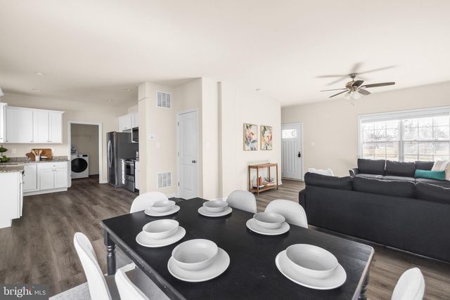 239 SUNLITE DR, Charles Town, WV 25414