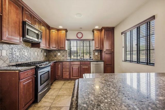 919 W Fruitvale, Hemet, CA 92543