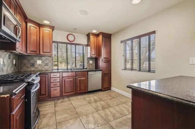 919 W Fruitvale, Hemet, CA 92543