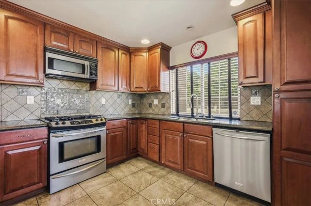 919 W Fruitvale, Hemet, CA 92543