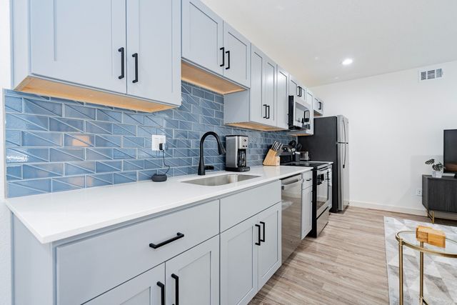 601 N Ewing Avenue 102, Dallas, TX 75203