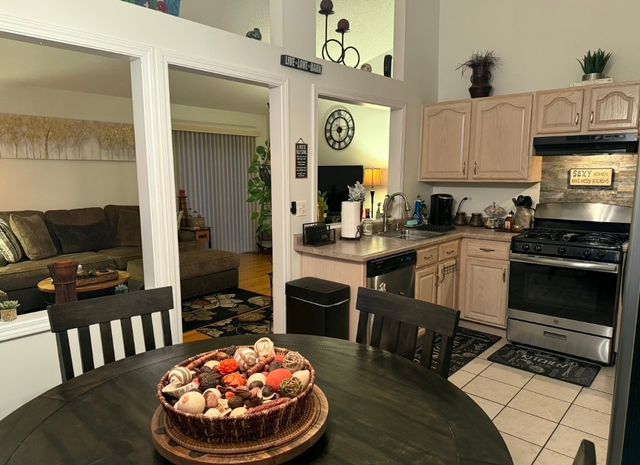 352 Danbury Drive, Naperville, IL 60565