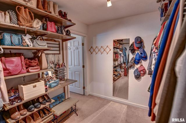 3830 LAKE Drive, Taylorville, IL 62568