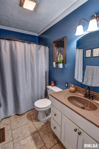 3830 LAKE Drive, Taylorville, IL 62568