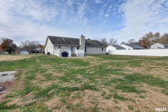 3830 LAKE Drive, Taylorville, IL 62568