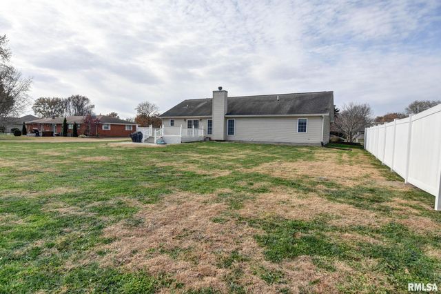 3830 LAKE Drive, Taylorville, IL 62568