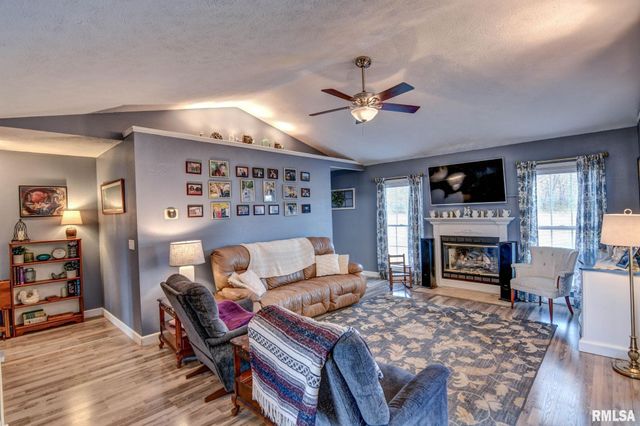 3830 LAKE Drive, Taylorville, IL 62568