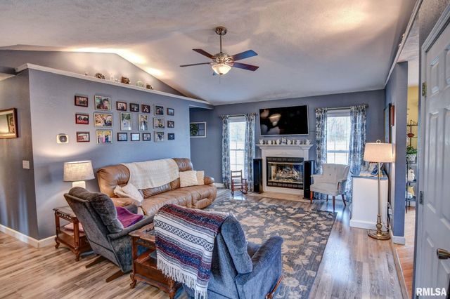 3830 LAKE Drive, Taylorville, IL 62568