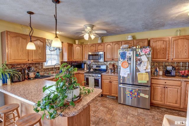 3830 LAKE Drive, Taylorville, IL 62568