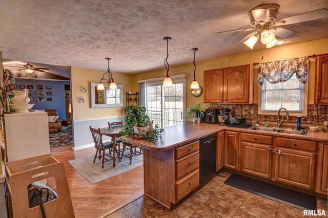 3830 LAKE Drive, Taylorville, IL 62568