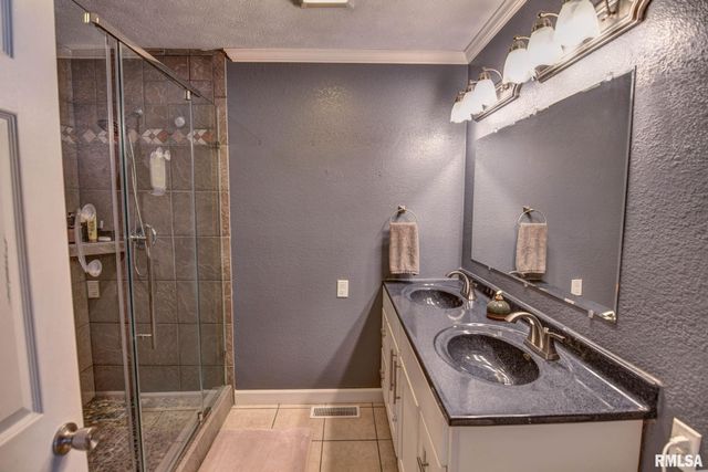 3830 LAKE Drive, Taylorville, IL 62568