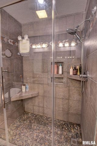 3830 LAKE Drive, Taylorville, IL 62568